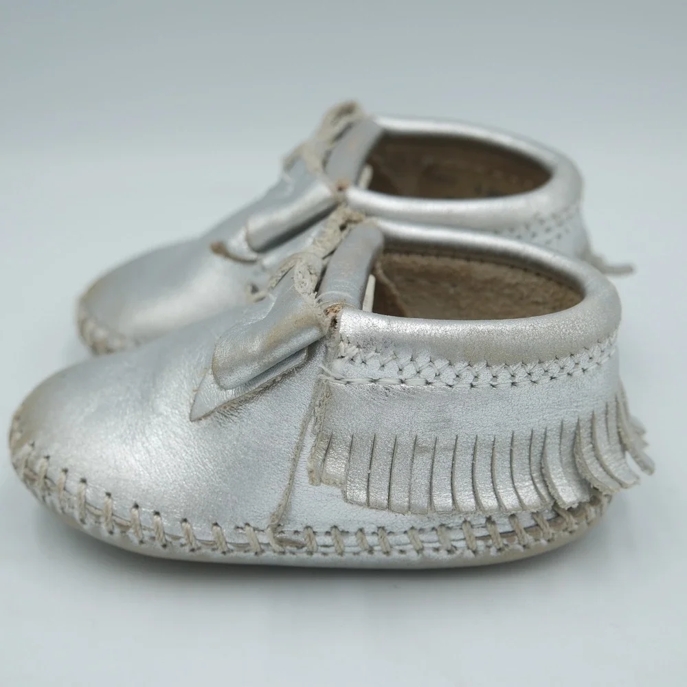 Minnetonka Kids Silver Metallic Leather Bow Fringe Moccasins 1171T Size 3